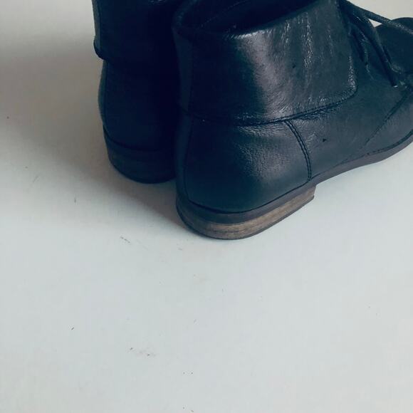 Steve Madden 'Stingrei' Women's 7M Black Leather Lace Up Ankle Boot Fold Over - Picture 6 of 10